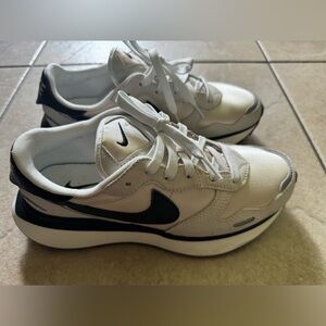 NIKE PHOENIX WAFFLE W8.5